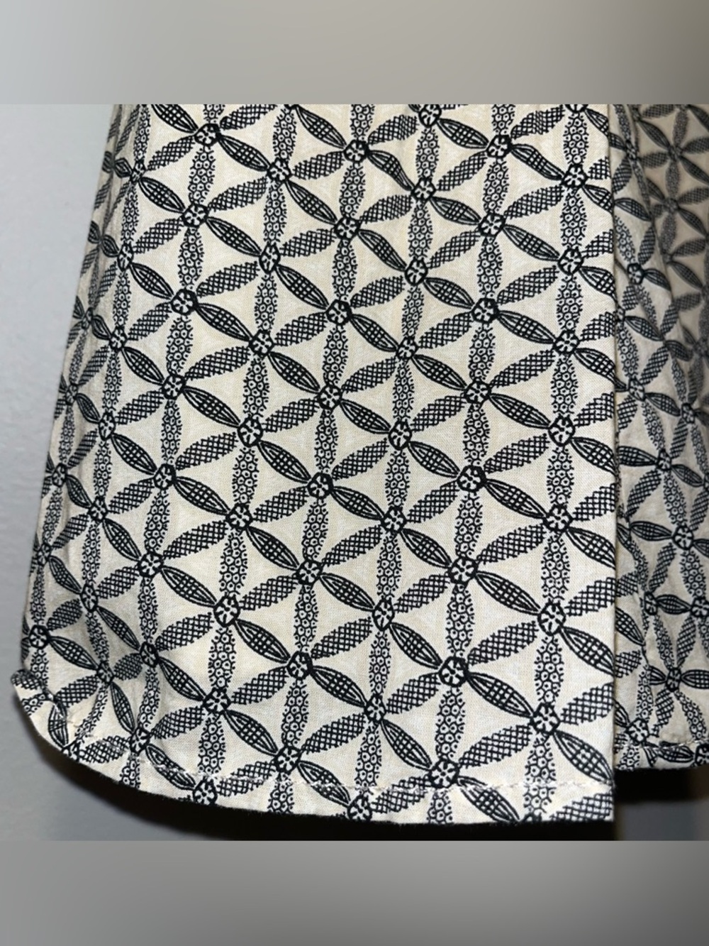 EUC Classic GAP A-Line Cream and Black Geometric Skirt - Size 4 - Picture 4 of 9
